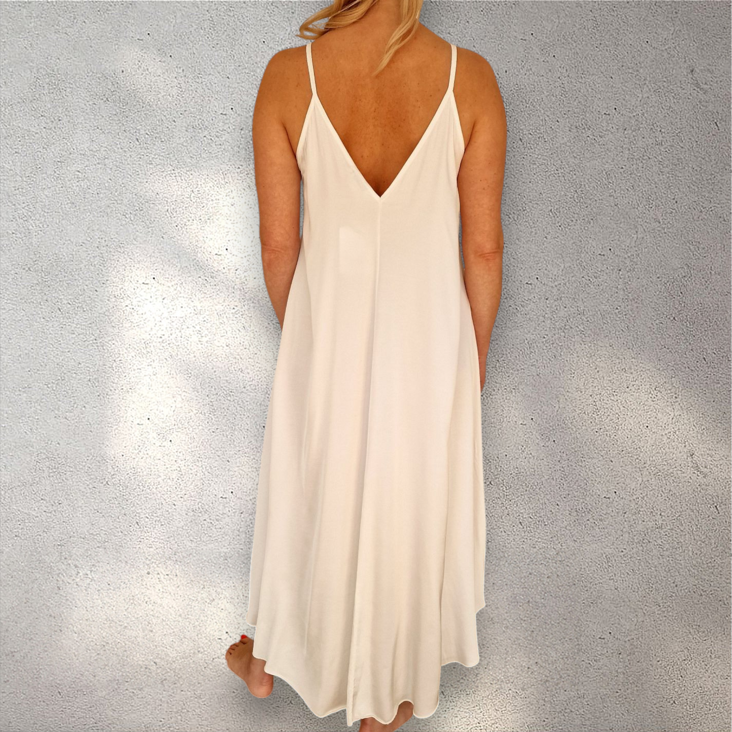 Weißes fließendes Sommerkleid für Damen