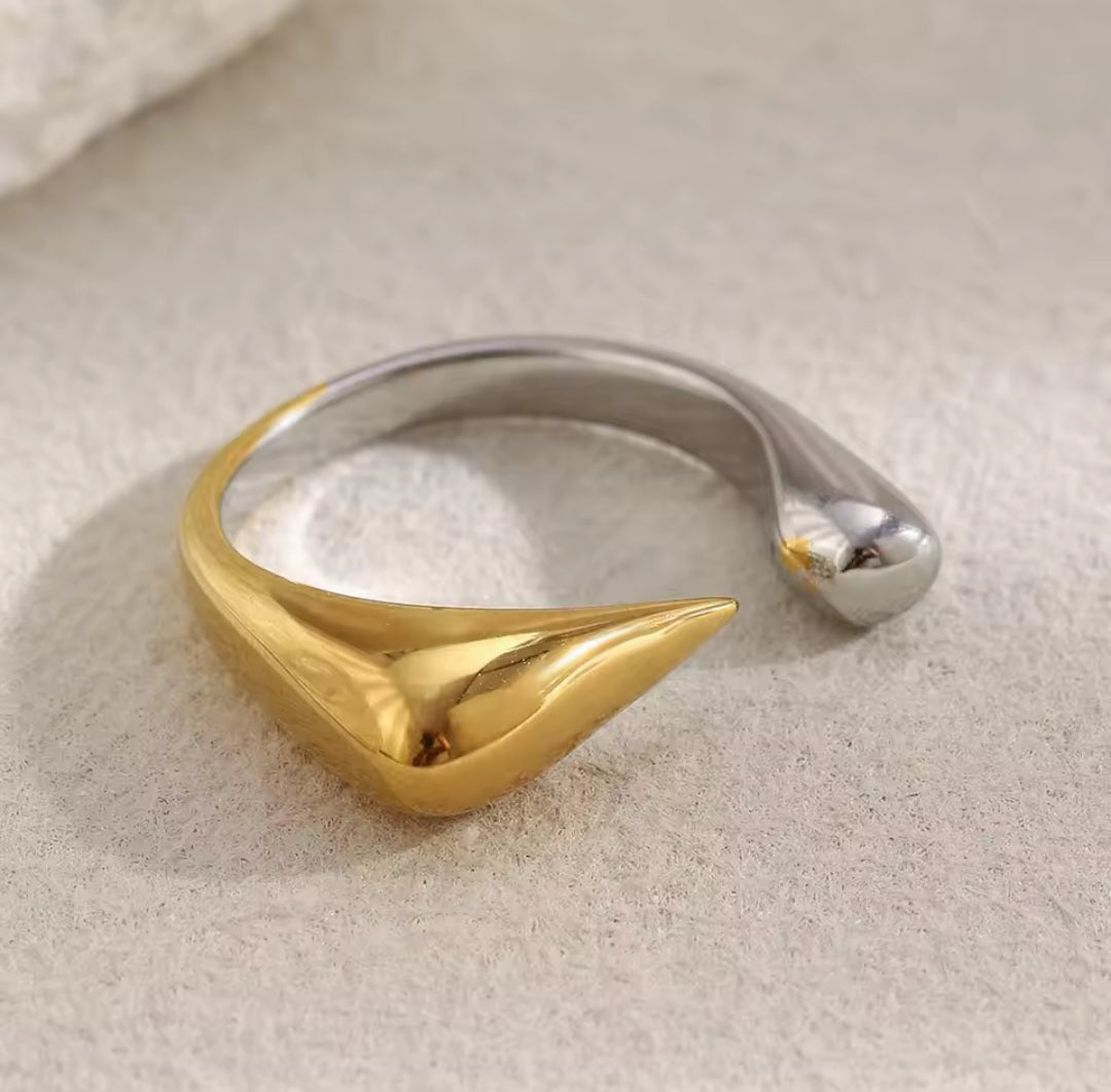 Bicolor-Ring aus Edelstahl in Silber und 18K Gold mit modernem Design