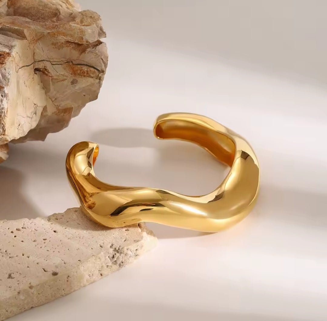 „Goldener Edelstahl-Armreif mit fließender Wellenform