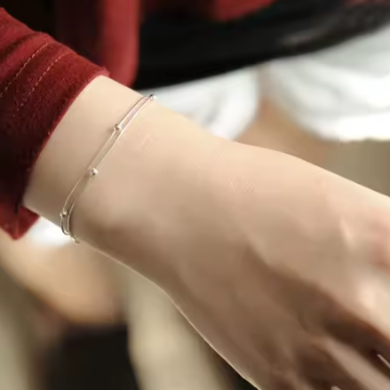Zartes Armband aus 925 Sterling Silber mit geschwungenem Design und kleinen Kugelakzenten – schlicht und elegant. By Bogue