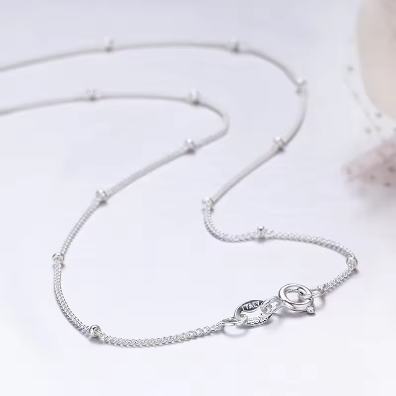 Feine 925er Silberkette mit kleinen Kugeln – eleganter, schlichter Look mit Federringverschluss.