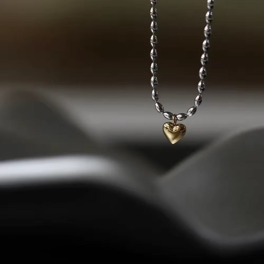 Elegante Silberperlen-Kette mit goldenem Herzanhänger – zweifarbige Halskette aus Edelstahl