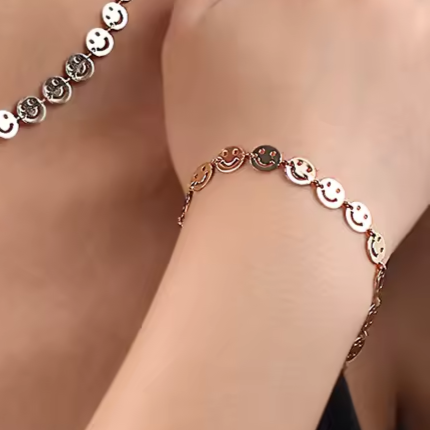 Vergoldetes Armband mit fröhlichen Smiley-Motiven aus Edelstahl – trendiger Damenschmuck, größenverstellbar und hypoallergen.