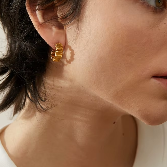 Kleine Creolen aus Edelstahl mit PVD 18K Goldbeschichtung, Falten-Textur, moderner Look für Damen, anlaufbeständig und hypoallergen