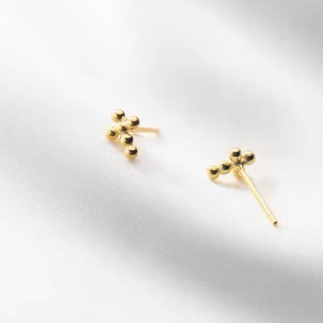 Minimalistische Ohrstecker in Kreuzform aus kleinen Kugeln – perfekt zur Kommunion