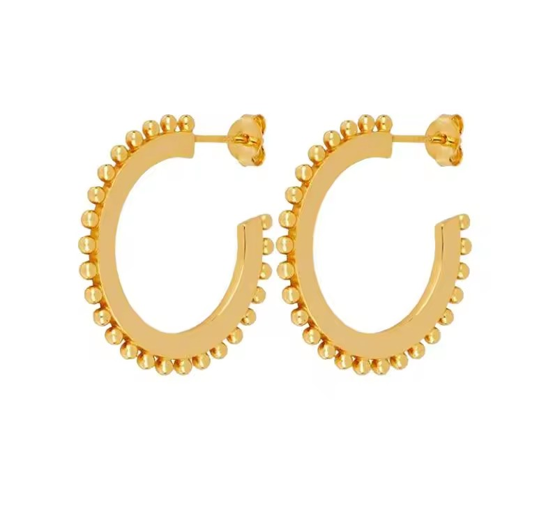 Goldene Halb-Creolen mit feiner Kugelverzierung entlang des äußeren Randes – modernes Design mit edlem Finish. By Bogue