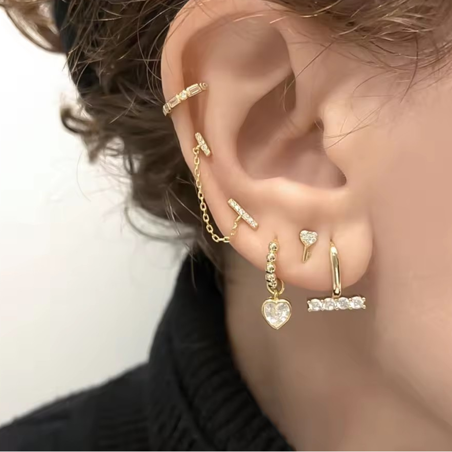 925 Sterling Silber Mini Herz Creolen – Abnehmbarer Anhänger mit Zirkon aus 18k Gold am Ohr getragen