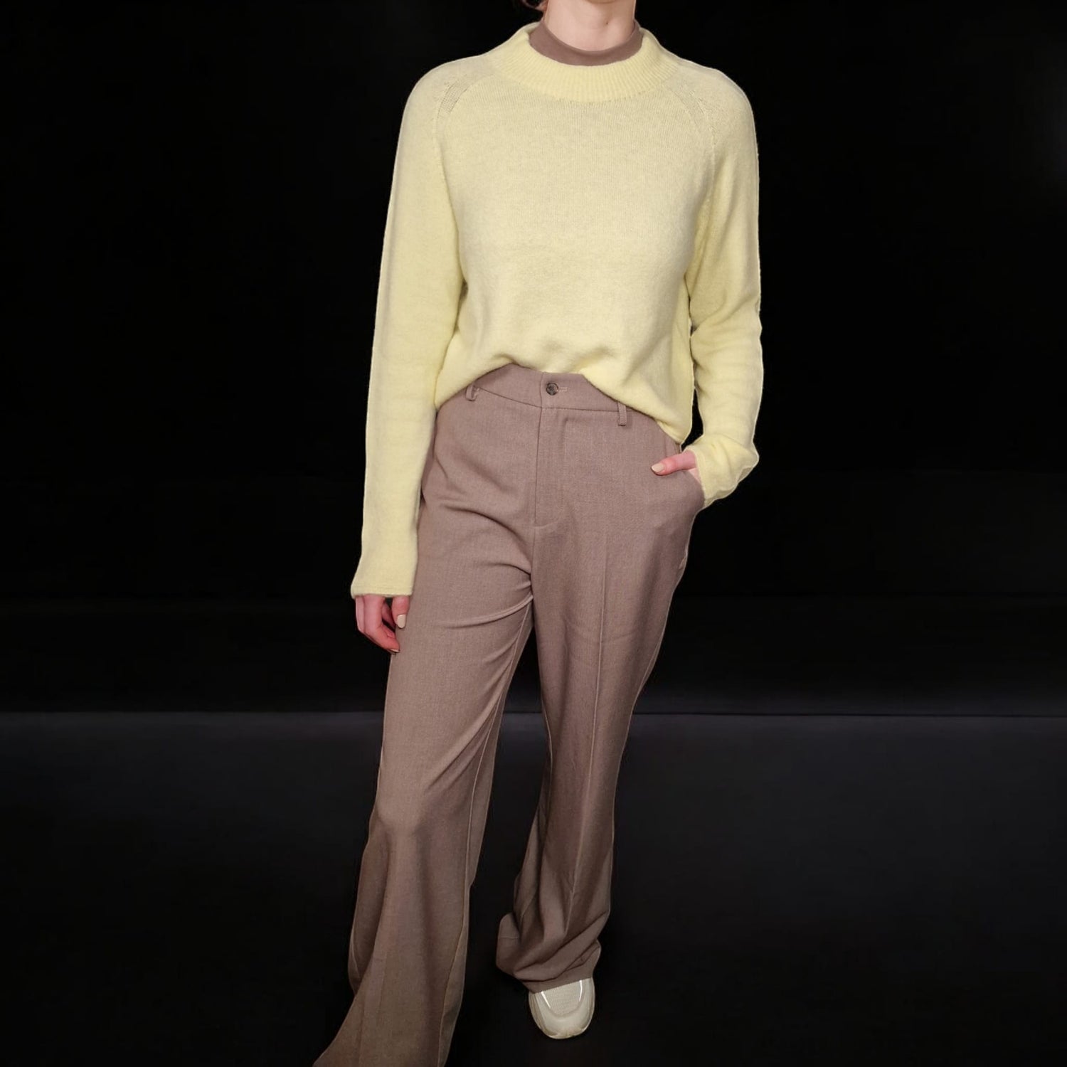 „Weicher Strickpullover mit Alpaka-Wollmischung Gelb. Klassischer Schnitt mit Rundhalsausschnitt