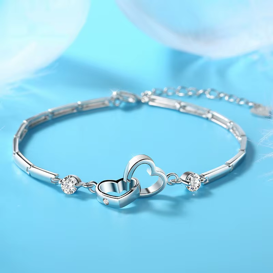 Armband aus 925 Sterling Silber mit funkelndem Herzanhänger aus Zirkonia auf neutralem Hintergrund