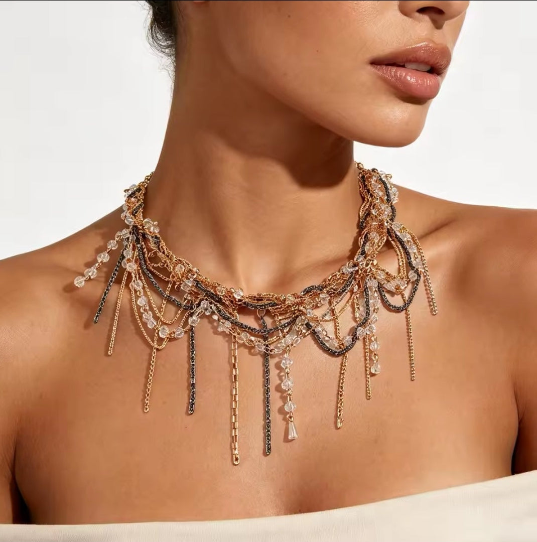 BOGUE Statement Kette Élodie getragen mit langem Layering-Design und Kristallanhängern.