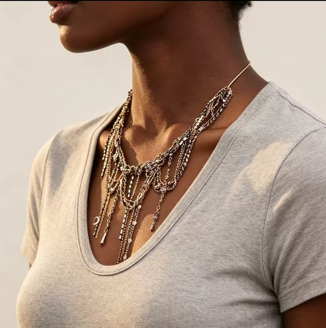 BOGUE Statement Kette Élodie getragen mit langem Layering-Design und Kristallanhängern