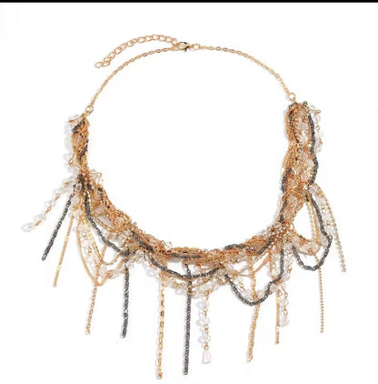 BOGUE Statement Kette Élodie getragen mit langem Layering-Design und Kristallanhängern.x