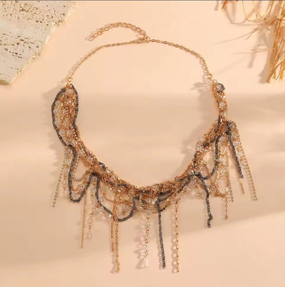 BOGUE Statement Kette Élodie getragen mit langem Layering-Design und Kristallanhängern bicolor