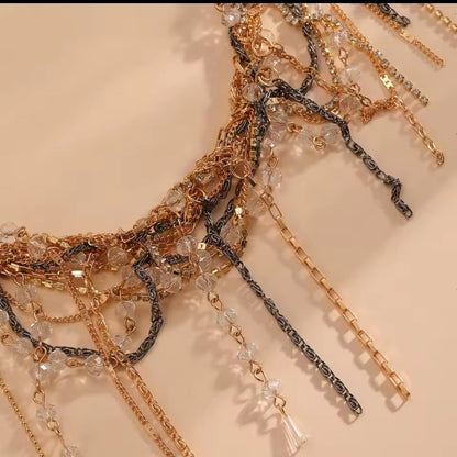 BOGUE Statement Kette Élodie mit Kristallen und Ketten in Gold- und Silbertönen nahaufnahme