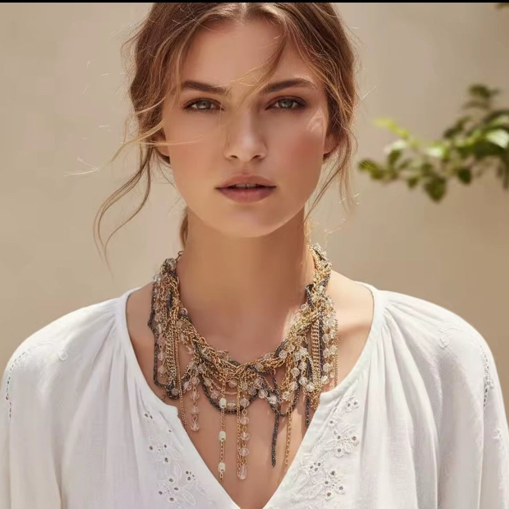 BOGUE Statement Kette Élodie mit Kristallen und Ketten in Gold- und Silbertönen