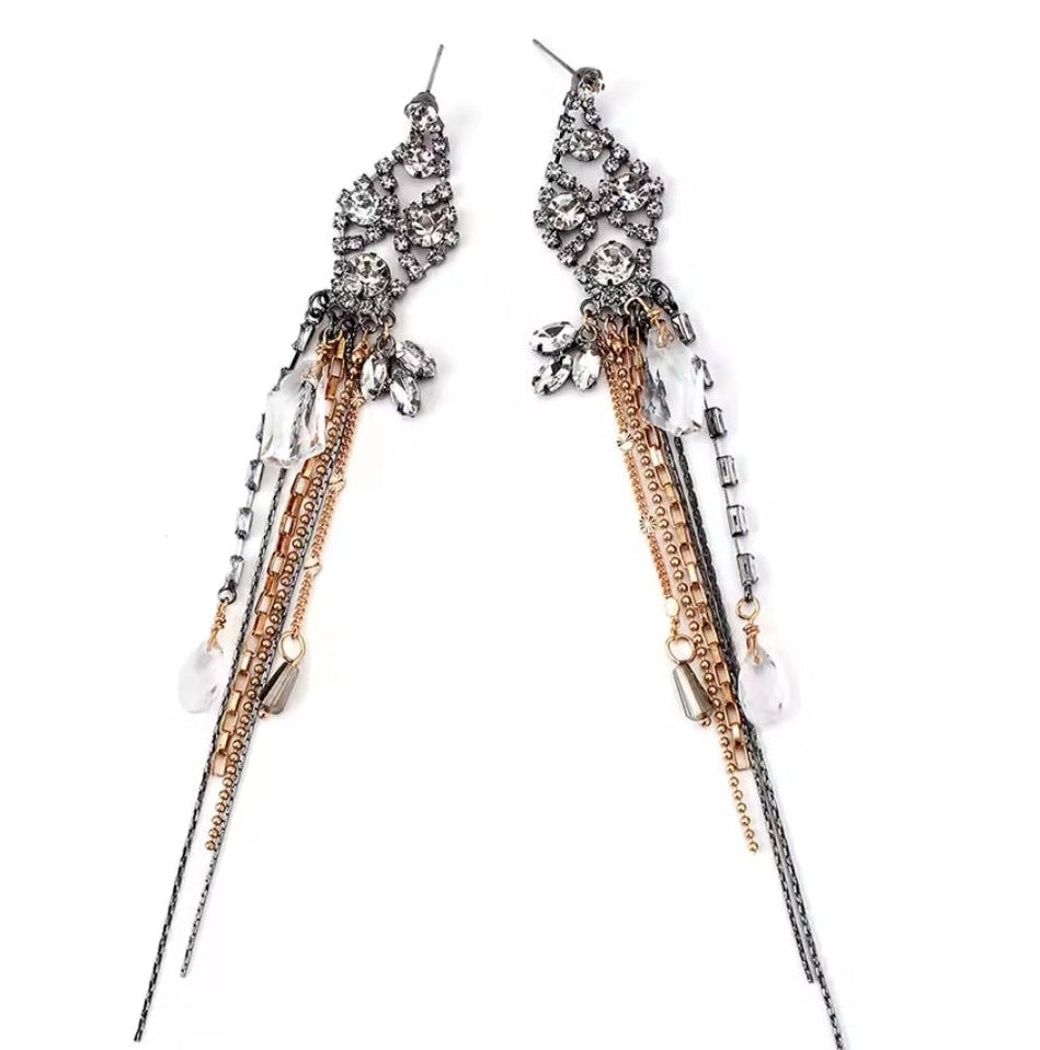 BOGUE Statement Ohrringe Élodie mit Kristallen und langen Ketten in Silber und Gold