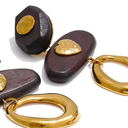 Statement Hängeohrringe aus dunklem Holz und goldfarbenem Edelstahl mit ovalem Anhänger, Produktansicht mit Maßangaben