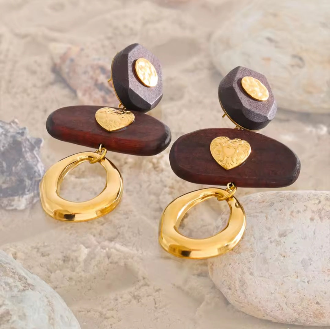Statement Hängeohrringe aus dunklem Holz und goldfarbenem Edelstahl mit ovalem Anhänger, Produktansicht mit Maßangaben