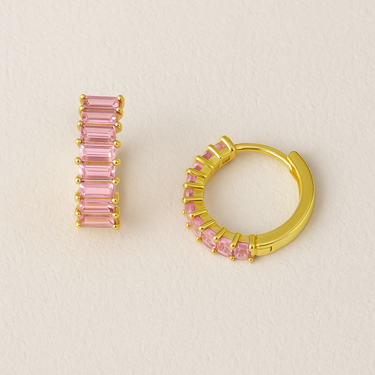 Vergoldete Huggie-Creolen mit pinken Baguette-Zirkonia – aus 925 Sterling Silber, glamourös und elegant für Damen, by Bogue