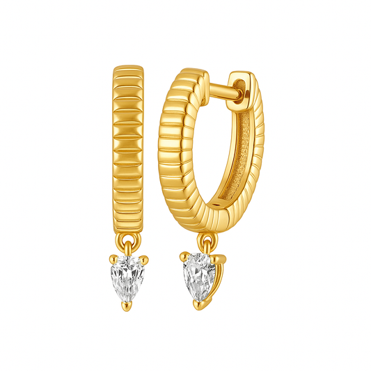Vergoldete Huggie-Creolen aus 925 Silber mit funkelndem Zirkonia-Anhänger – eleganter Damenschmuck im minimalistischen Design, by Bogue