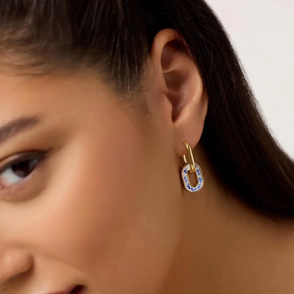Goldene Hängeohrringe mit rechteckigem weiß-blauen Emaille-Design – einzigartiger Look für elegante Outfits.