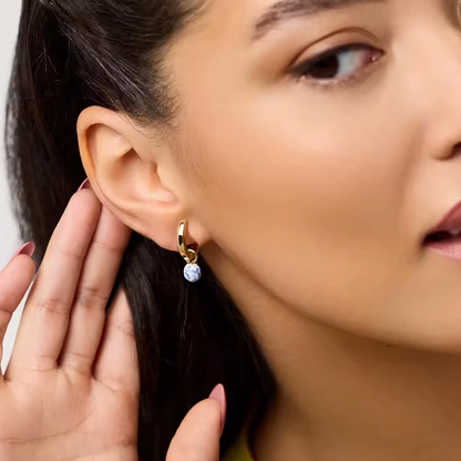 Goldene Huggie-Creolen mit weiß-blauen Emaille-Perlen, runde geometrische Form, 25 mm Höhe, elegantes Design für Damen.
