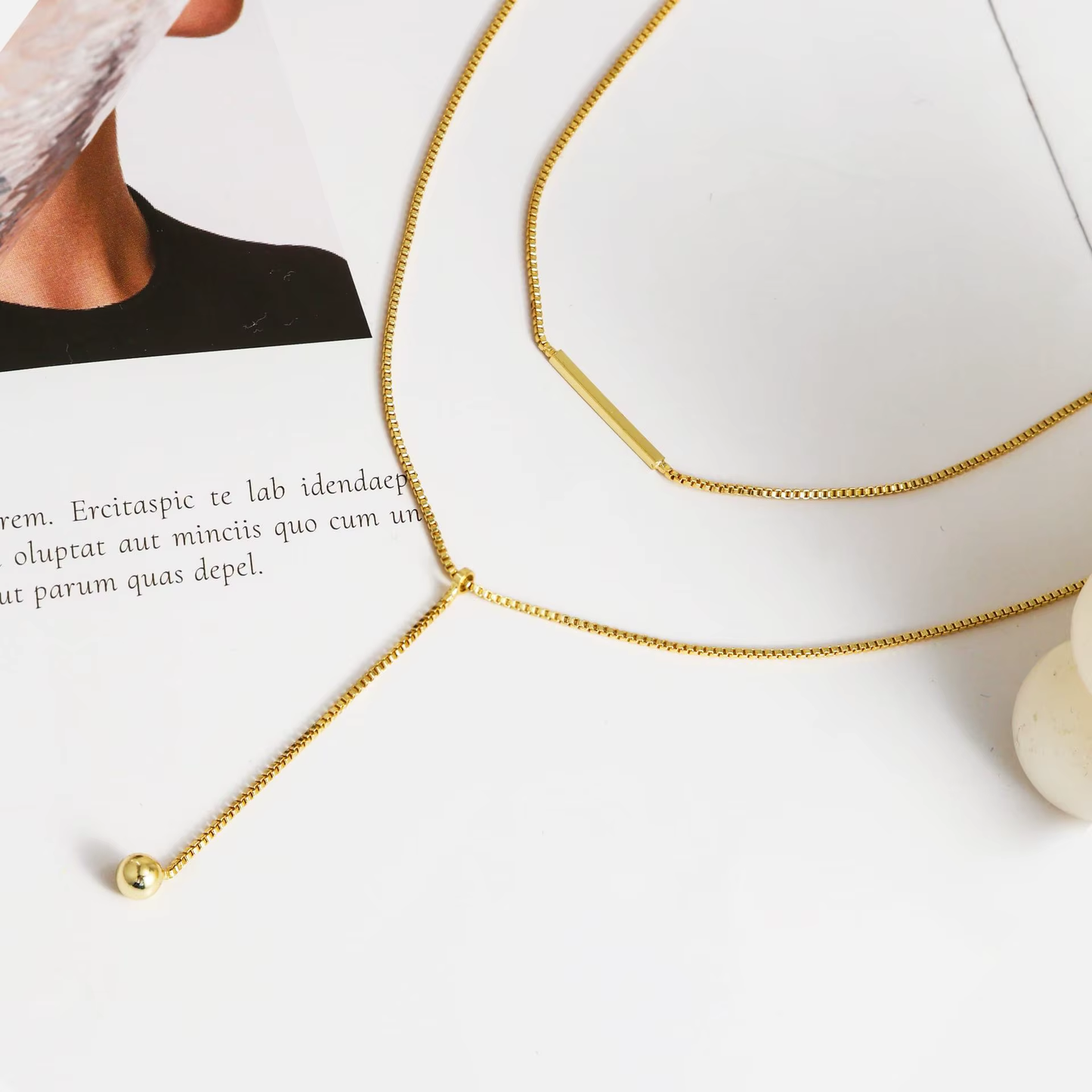 Zarte Y-förmige Halskette aus Edelstahl mit 14 Karat Vergoldung, feiner Kugelanhänger, minimalistisches und elegantes Schmuckstück.