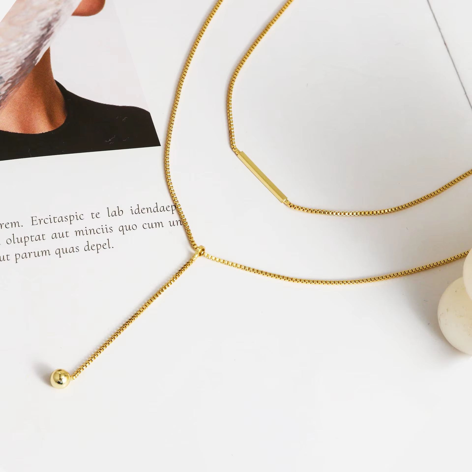 Zarte Y-förmige Halskette aus Edelstahl mit 14 Karat Vergoldung, feiner Kugelanhänger, minimalistisches und elegantes Schmuckstück.