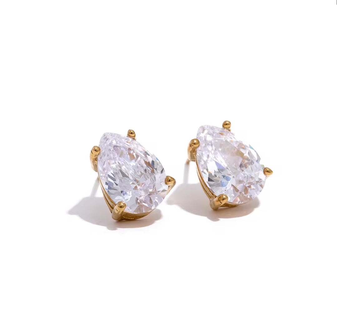Elegante goldfarbene Ohrstecker mit klarem Tropfen Kristall aus Edelstahl