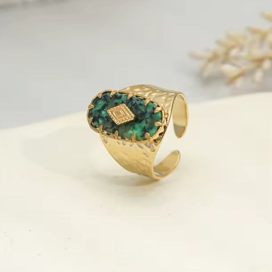 Goldener Statement Ring mit ovalem African Turquoise Naturstein