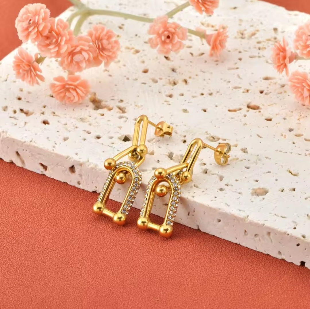Goldene Edelstahl Ohrhänger mit Zirkonia – moderne U-Form Statement Ohrringe für Frauen