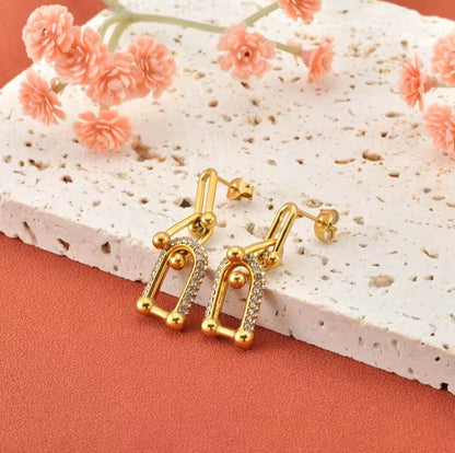 Goldene Edelstahl Ohrhänger mit Zirkonia – moderne U-Form Statement Ohrringe für Frauen