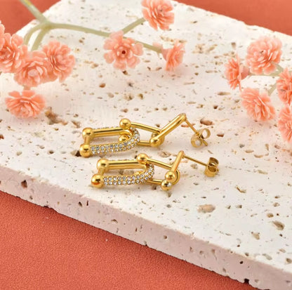 Goldene Edelstahl Ohrhänger mit Zirkonia – moderne U-Form Statement Ohrringe für Frauen