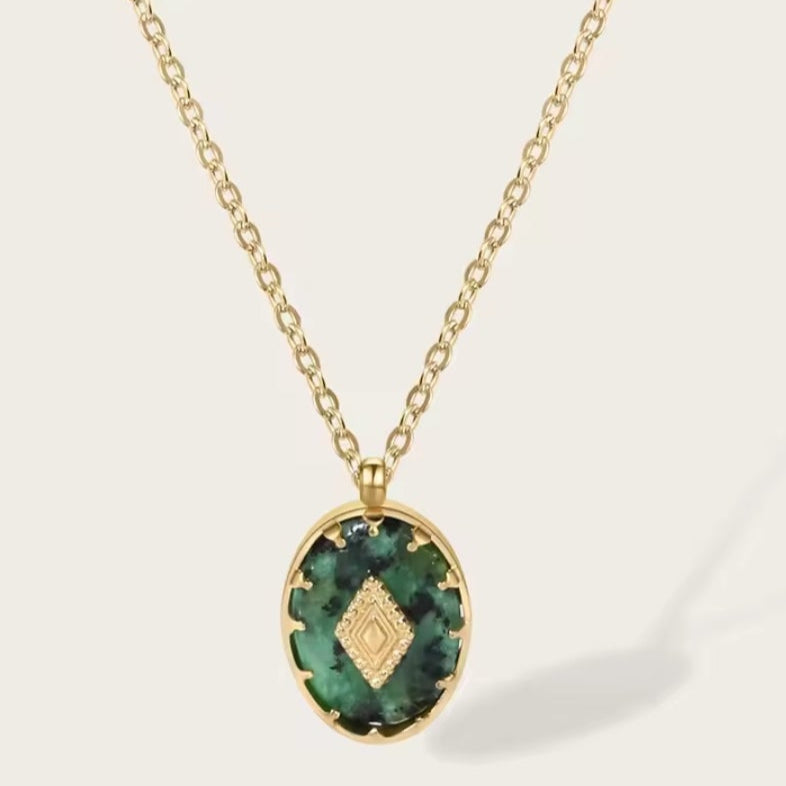 Goldene Halskette mit ovalem African Turquoise Naturstein Anhänger