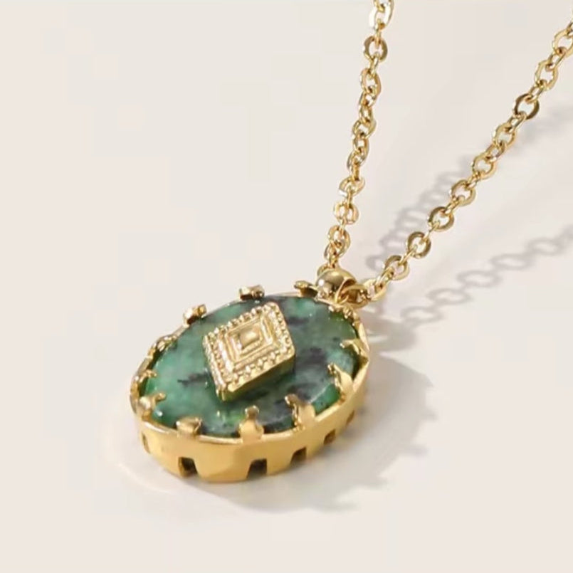 Goldene Halskette mit ovalem African Turquoise Naturstein Anhänger