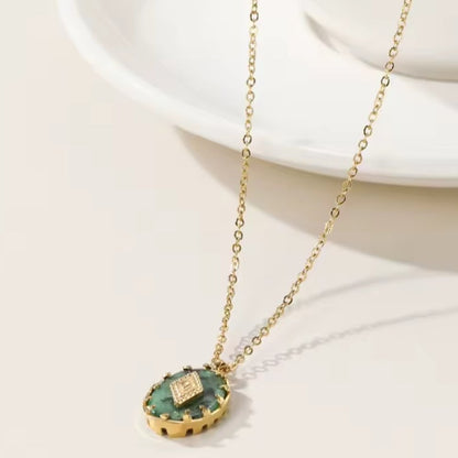 Goldene Halskette mit ovalem African Turquoise Naturstein Anhänger