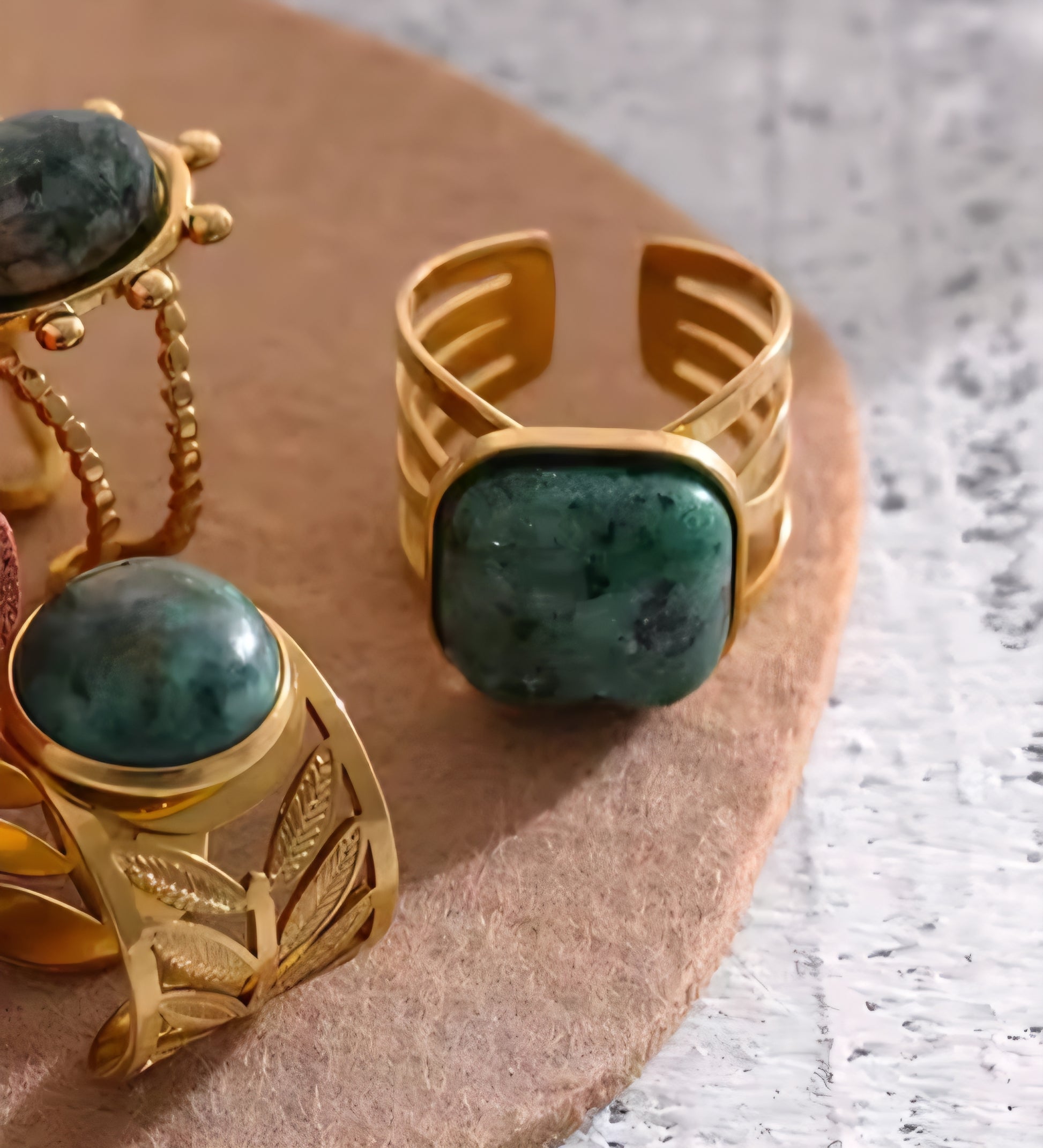 Goldener Statement-Ring aus Edelstahl mit grünem Naturstein, verstellbar, auf weißem Hintergrund