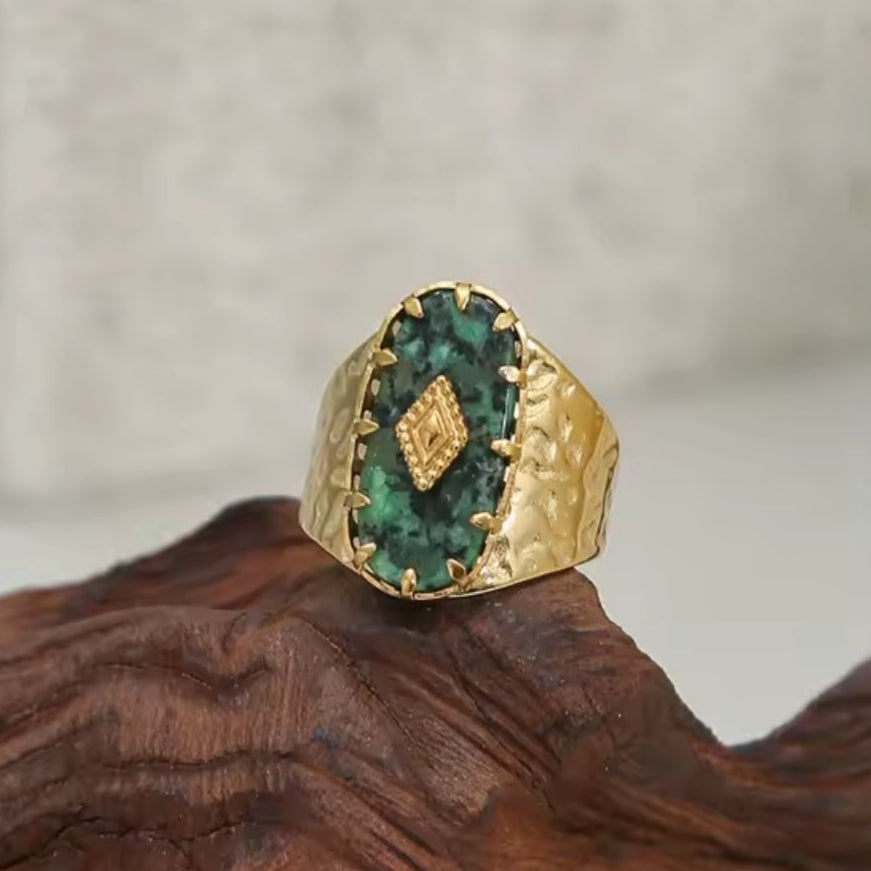Goldener Statement Ring mit ovalem African Turquoise Naturstein