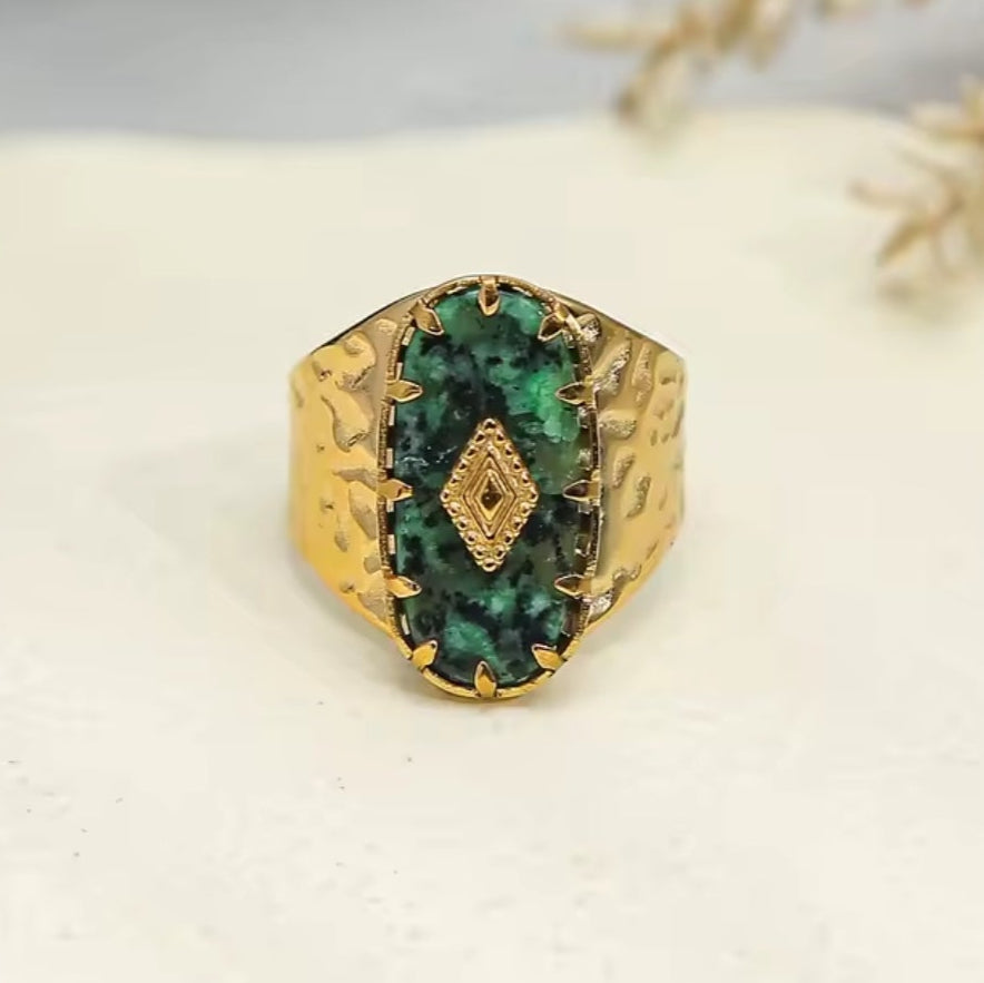 Goldener Statement Ring mit ovalem African Turquoise Naturstein