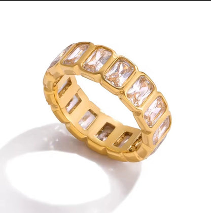 Goldfarbener Edelstahlring mit Zirkonia – moderner Schmuck Baguette