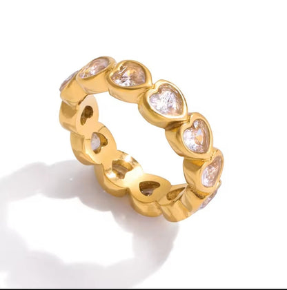 Goldfarbener Edelstahlring mit Zirkonia – moderner Schmuck