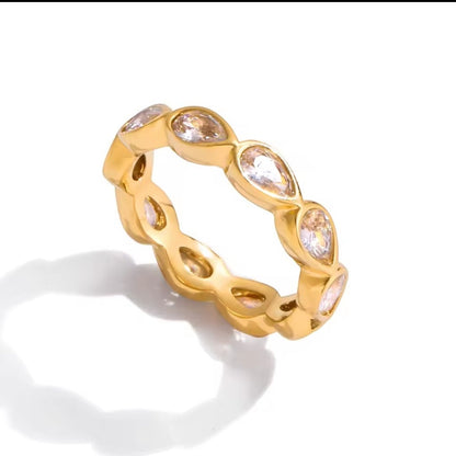 Goldfarbener Edelstahlring mit Zirkonia – moderner Schmuck oval
