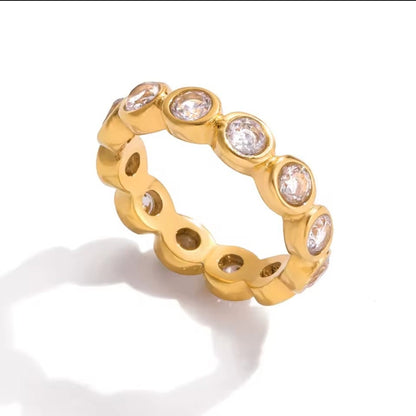 Goldfarbener Edelstahlring mit Zirkonia – moderner Schmuck rund