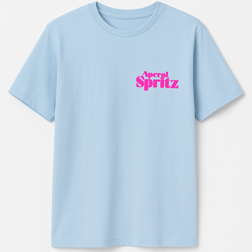 Hellblaues T-Shirt mit Aperol Spritz Print auf dem Rücken und pinker Aufschrift vorne
