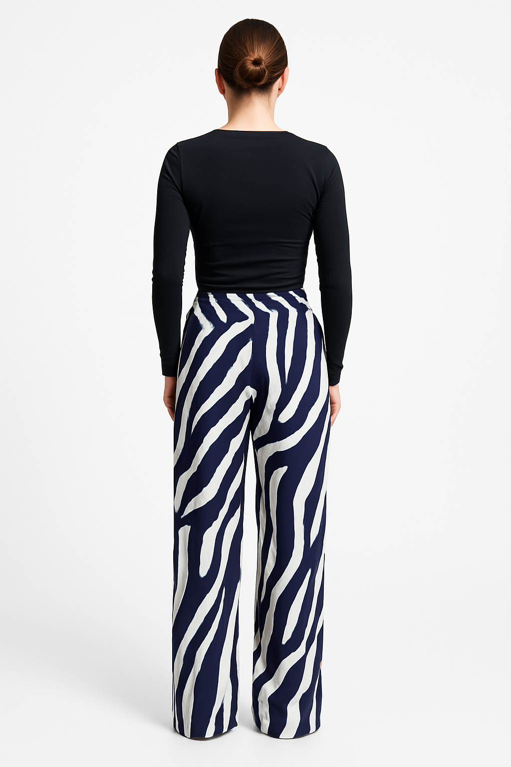 Damen Hose mit Zebra-Print in Schwarz und Weiß mit elastischem Bund und weitem Bein, getragen von einem Model mit schwarzem Oberteil
