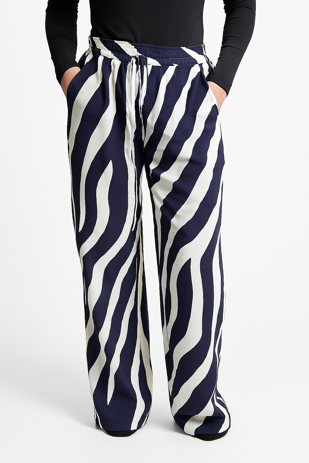 Damen Hose mit Zebra-Print in Schwarz und Weiß mit elastischem Bund und weitem Bein, getragen von einem Model mit schwarzem Oberteil