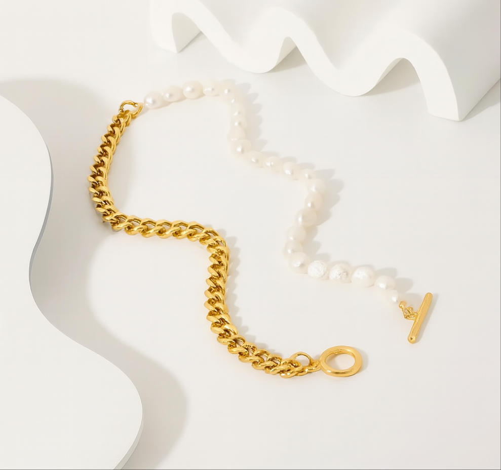 „Detailaufnahme der Perlen-Gold Halskette mit 18K PVD-Vergoldung
