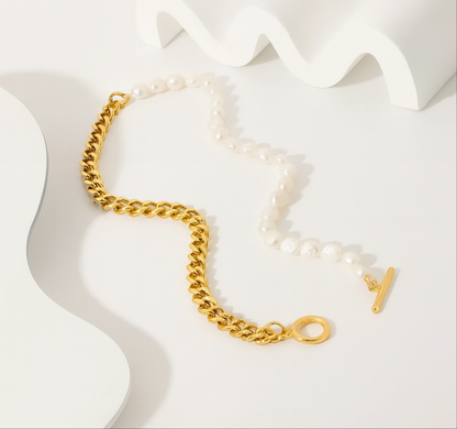 „Detailaufnahme der Perlen-Gold Halskette mit 18K PVD-Vergoldung
