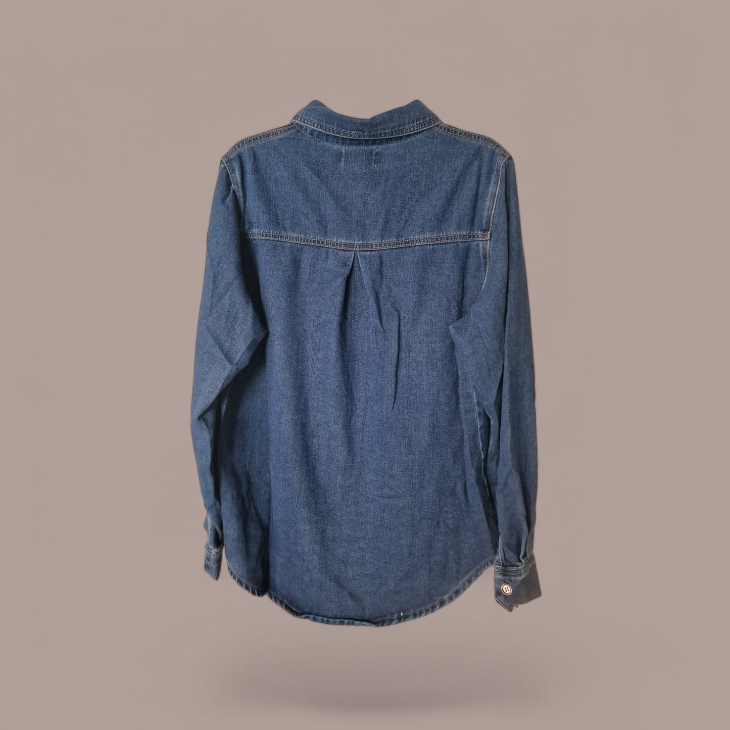 Klassisches Jeanshemd in Dunkelblau mit Brusttaschen & Knopfleiste, angenehmer Baumwollstoff, ideal für Freizeit- & Casual-Looks