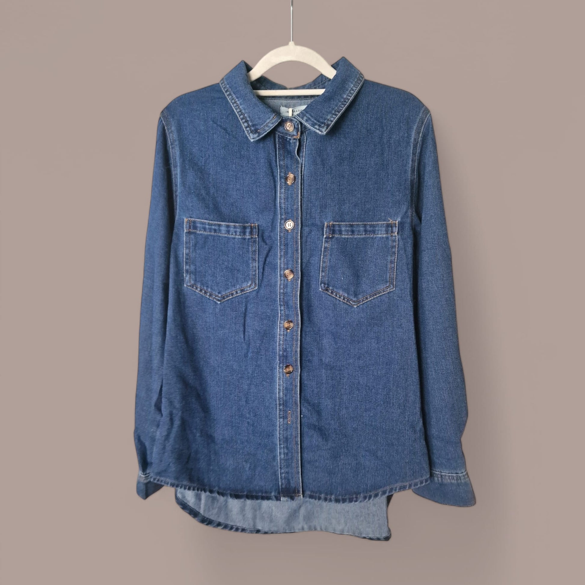 Klassisches Jeanshemd in Dunkelblau mit Brusttaschen & Knopfleiste, angenehmer Baumwollstoff, ideal für Freizeit- & Casual-Looks